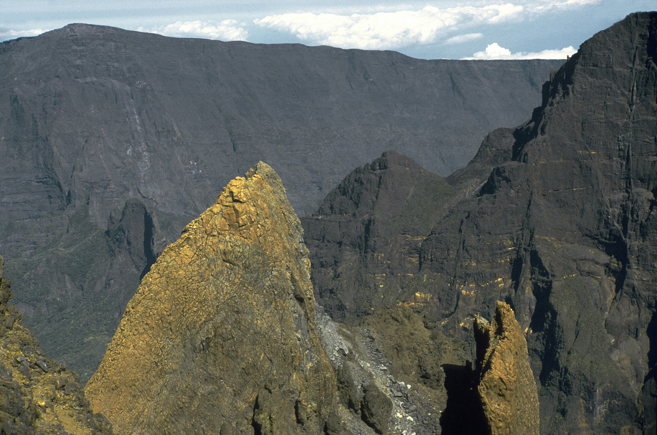 reu87_094 piton des neiges.jpg - Piton des Neiges, août-87 sommet Les pics volcaniques de la crête Ektachrome 100